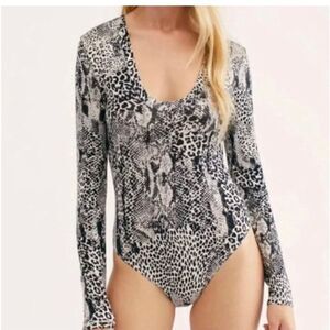 Free People ‎ Gotcha Bodysuit Women Black Snakeskin VNeck Top sz small